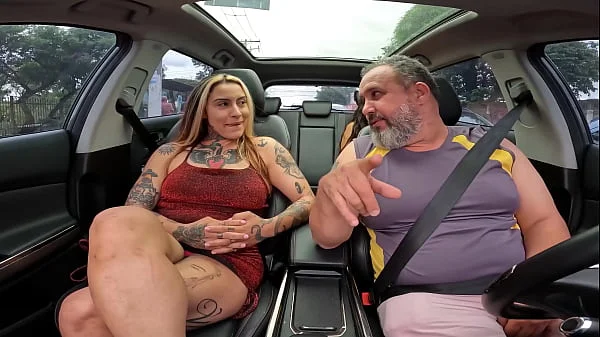 Lexi Mallet faz sua estreia com chave de ouro na maior putaria dentro do carro com Mariana Torres